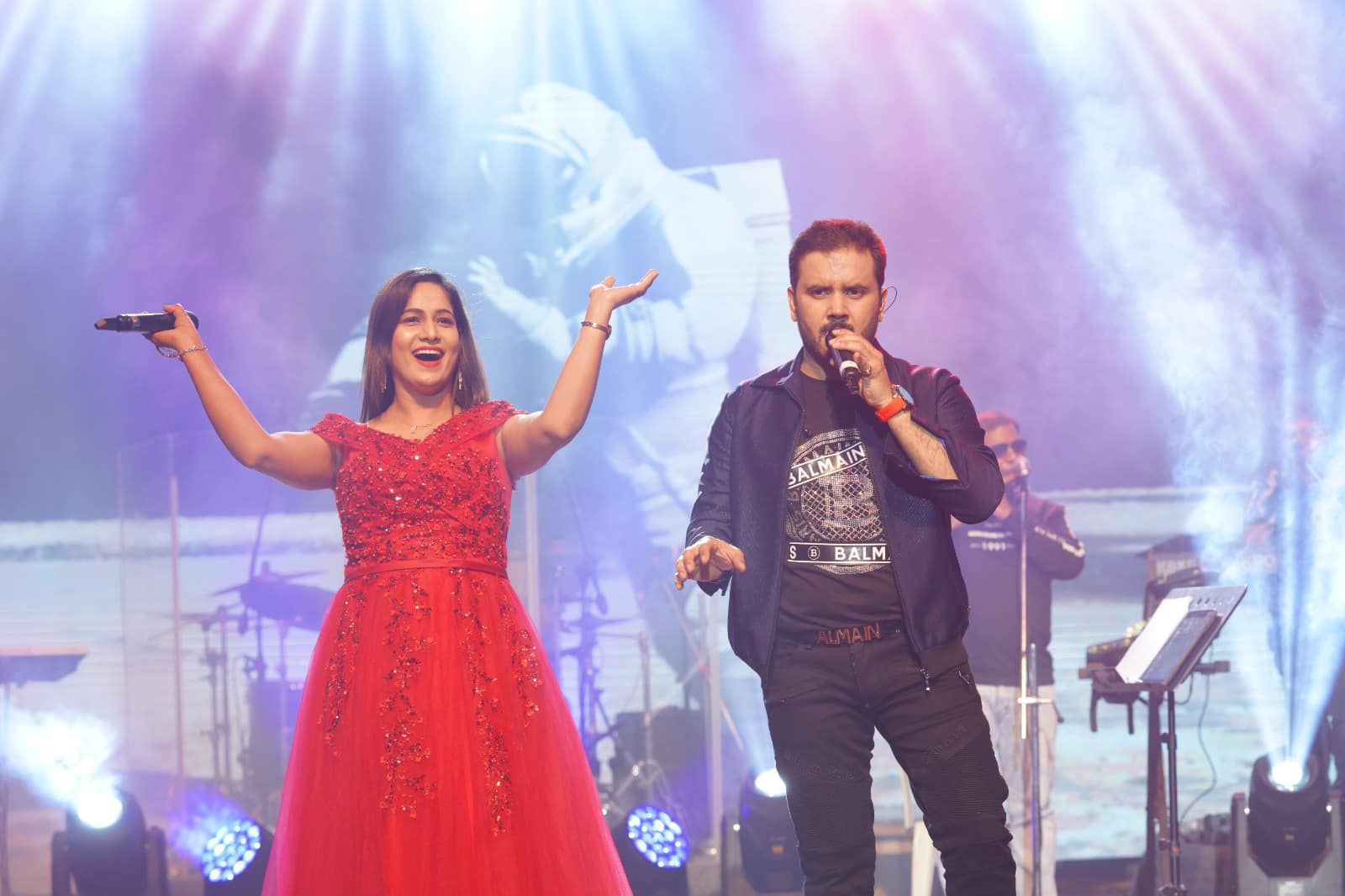 Kkomal Krusshna with famous personality