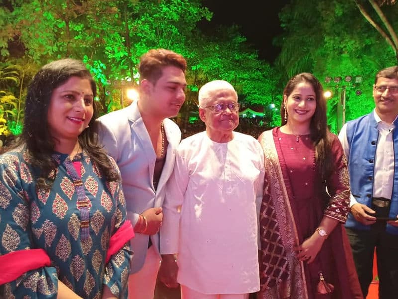 Kkomal Krusshna backstage with artist