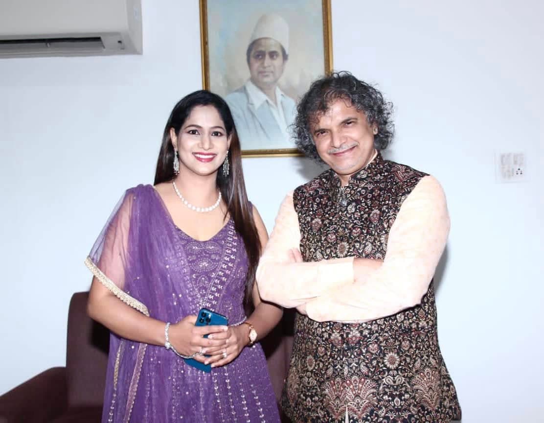 Kkomal Krusshna with celebrated artist