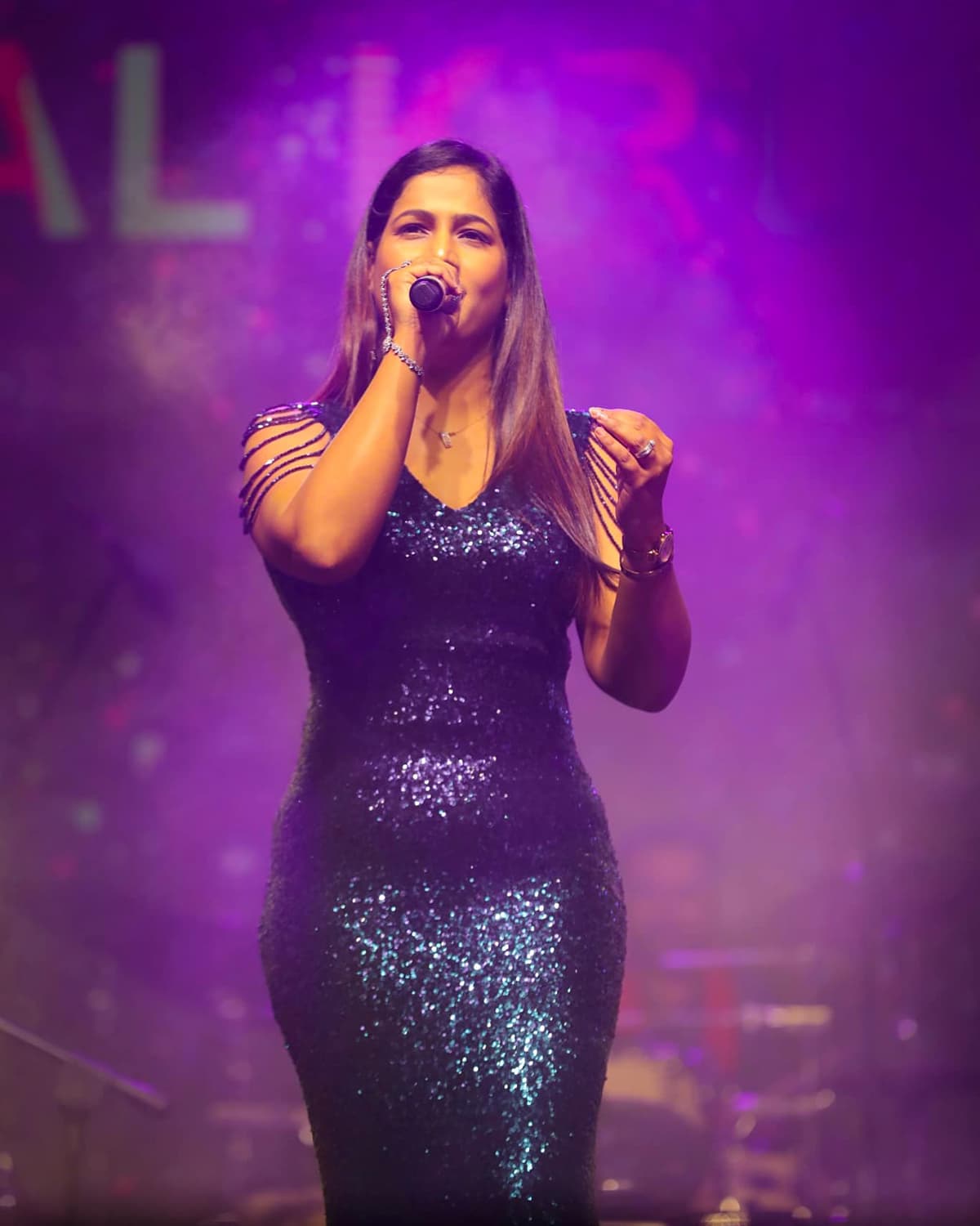 Kkomal Krusshna singing at live concert
