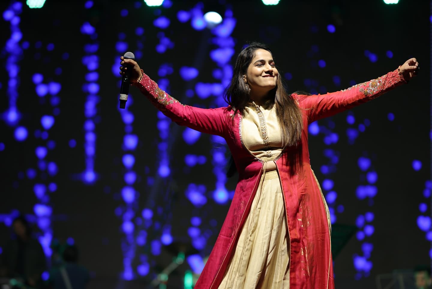 Kkomal Krusshna professional singer on stage