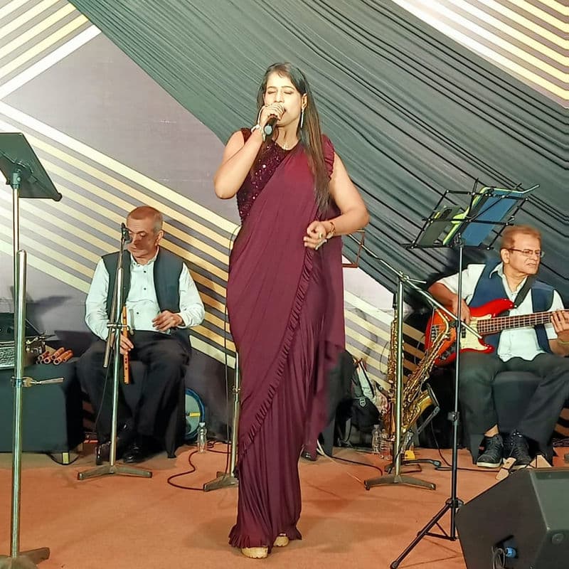 Kkomal Krusshna singing at live event