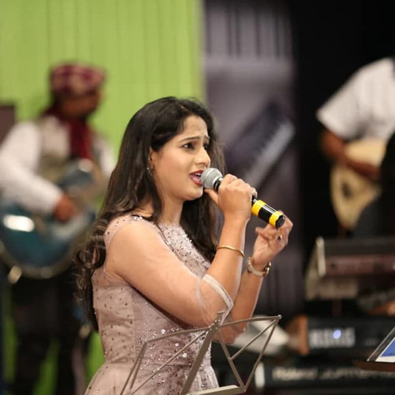Kkomal Krusshna live singer performance India